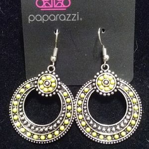 Wreath style earring with yellow